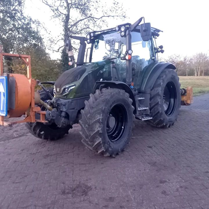  Deze mooie Valtra G105 met voorlader